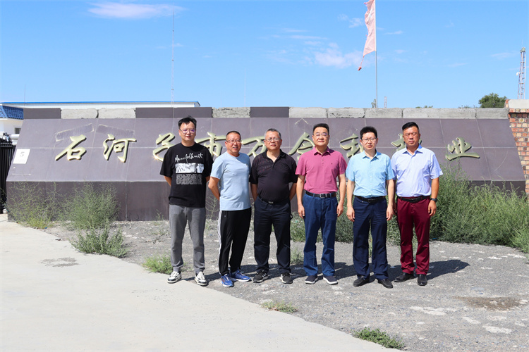 省供銷社黨組副書記、監(jiān)事會主任張強調(diào)研集團公司在疆合作企業(yè)