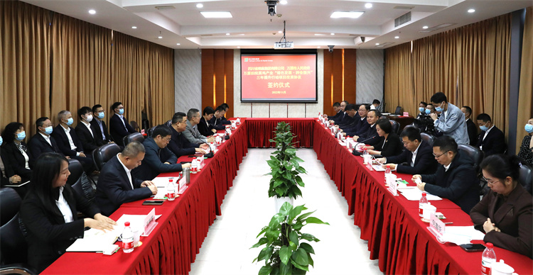 集團(tuán)公司與萬源市人民政府正式簽訂《萬源舊院黑雞產(chǎn)業(yè)“綠色發(fā)展、種業(yè)振興”三年提升行動(dòng)項(xiàng)目投資協(xié)議》